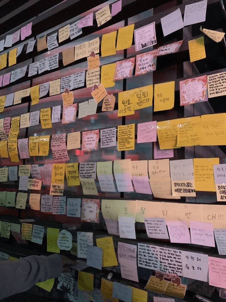 Post-its llenos de mensaje de apoyo, amor y cariño dirigidos a WonHo